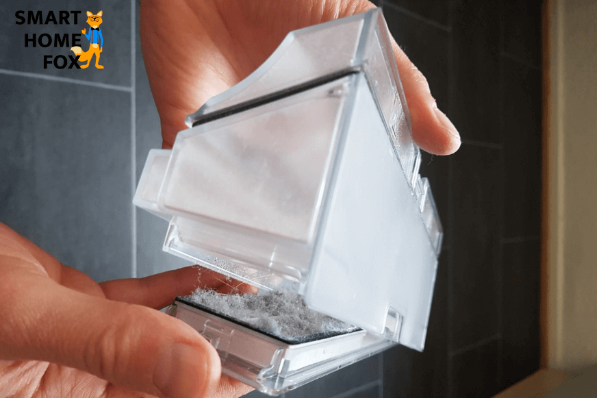 HEPA-фильтр вынимается из робота пылесоса в целях очистки